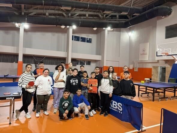 Bozüyük’te Masa Tenisi Antrenmanları Hızla Devam Ediyor Bilecik'in Bozüyük ilçesinde, genç sporcular yoğun masa tenisi antrenmanları ile