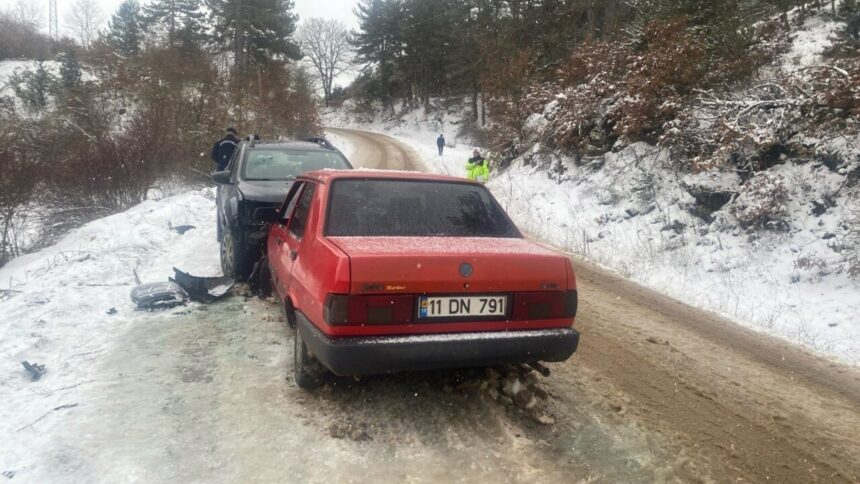 Bilecik’te trafik kazasında 4 kişi yaralandı.