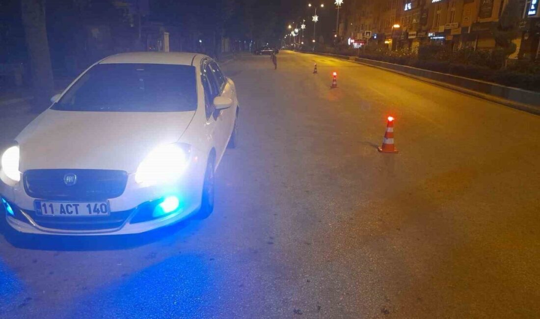 Bilecik’te Modifiye Araç Denetimlerinde 97 Sürücüye 276 Bin TL Ceza, 79 Araç Trafikten Men Edildi Bilecik'in Bozüyük ilçesinde modifiye araçlara yönelik yapılan denetimlerde, 97 sürücüye