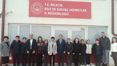 Bilecik'teki Şehit Muhammet Fatih Safitürk ve Dursun Fakıh ortaokulu öğrencileri,