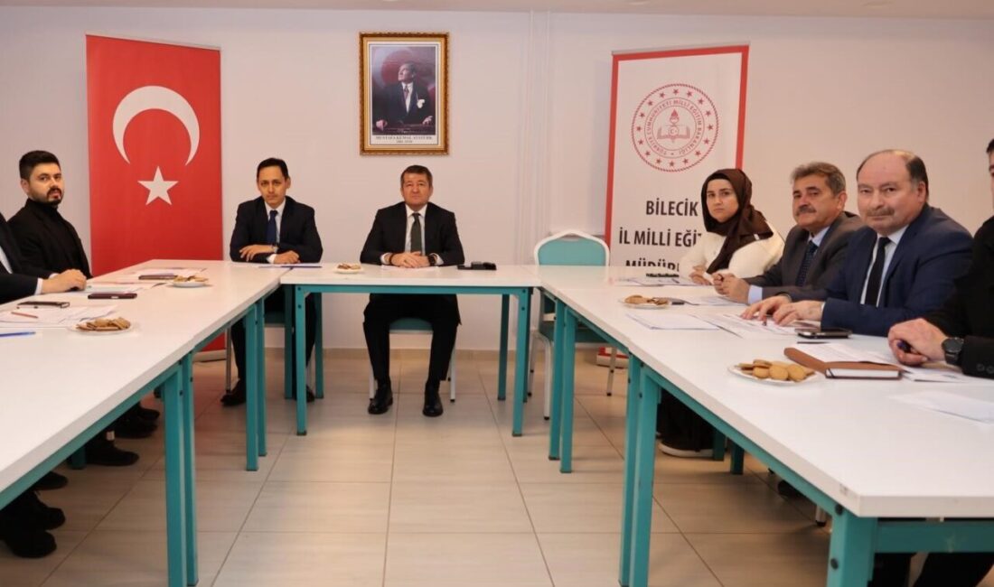 Bilecik’te Merkez İlçe Ortaokul Müdürleri ile Eğitim Değerlendirme Toplantısı Yapıldı Bilecik'te İl Millî Eğitim Müdürü Serdal Şimşek, Merkez İlçe Ortaokul