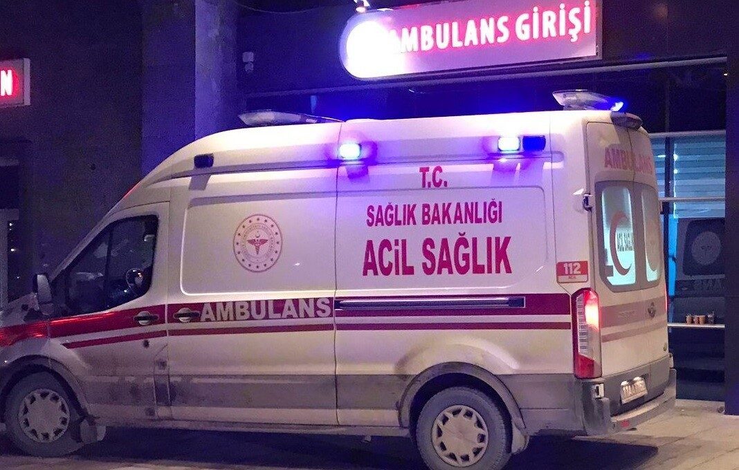 Bilecik’te Otomobil ve Yolcu Otobüsünün Çarpışması Sonucu Üç Kişi Yaralandı