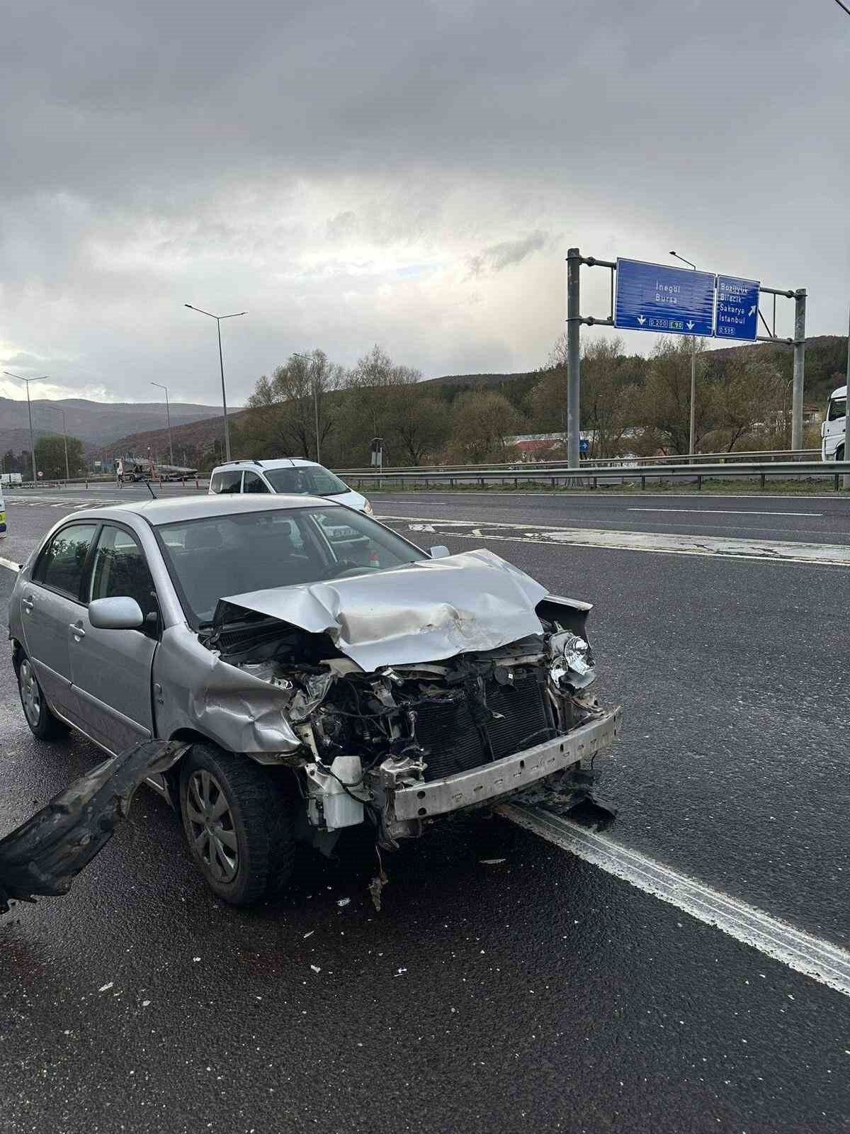 Bilecik-Bozüyük-Eskişehir karayolunda seyir halindeki A.A. yönetimindeki otomobil, direksiyon hakimiyetinin kaybolması