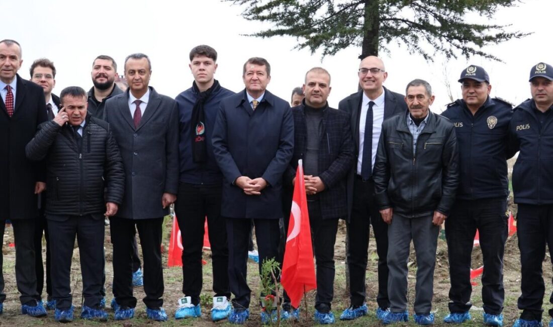 Bilecik'te düzenlenen ağaç dikim etkinliğinde şehitler anısına fidanlar toprakla buluştu.
