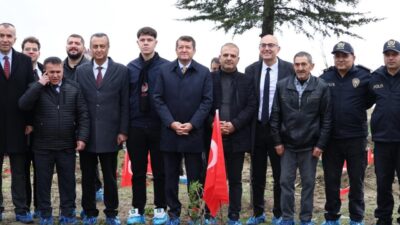 Bilecik'te düzenlenen ağaç dikim etkinliğinde şehitler anısına fidanlar toprakla buluştu.