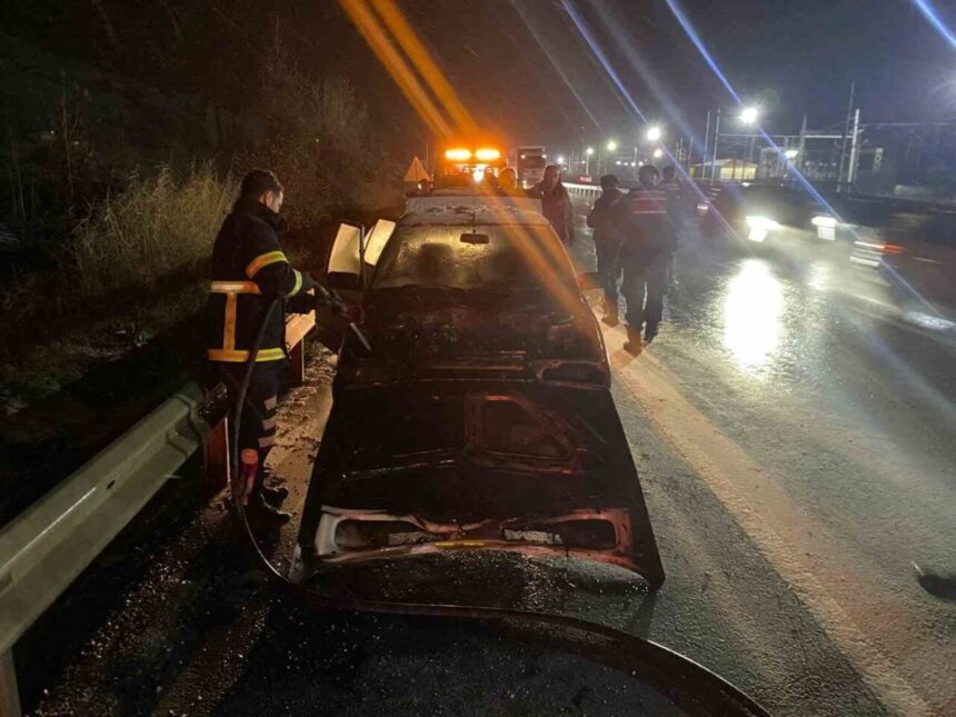 Bilecik’te hareket halindeyken yangın çıkan otomobil itfaiye tarafından söndürüldü.