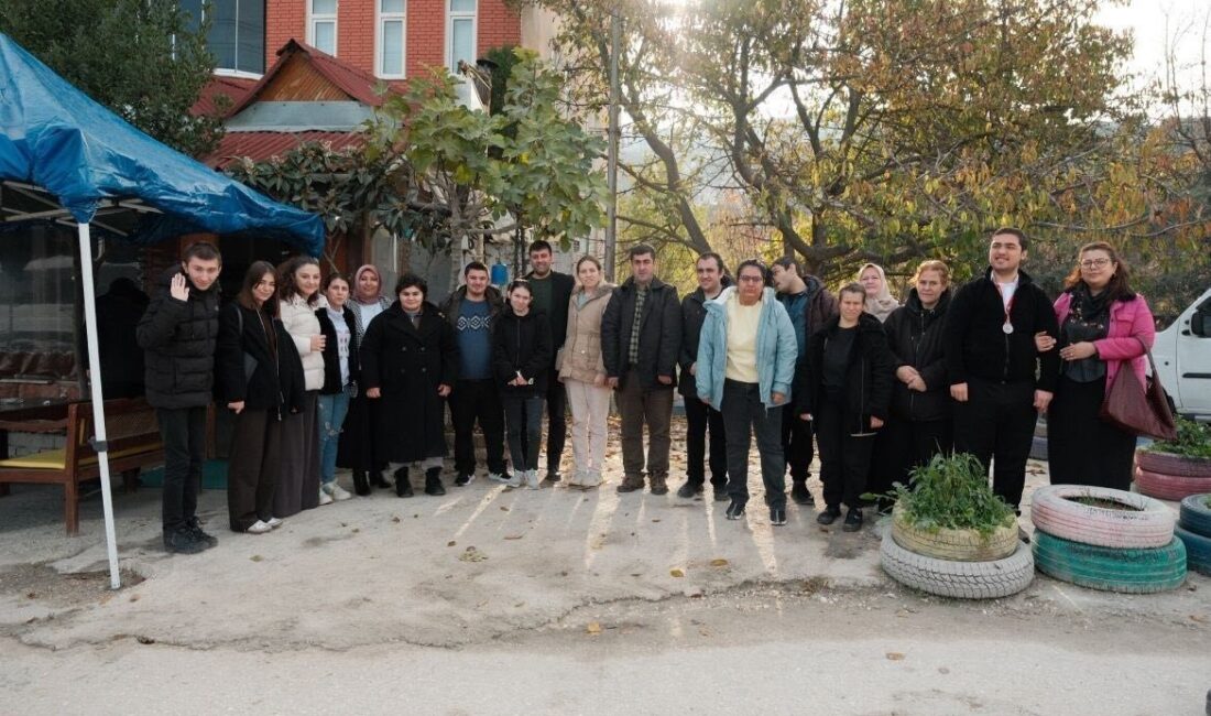 Bilecik’te İşletmeci, Engelli Öğrencilere Kahvaltı Desteği Sunarak Sosyal Sorumluluk Gösterdi Bilecik'te işletmeci Neslihan Kurt, 3 Aralık Dünya Engelliler Günü'nde Aile