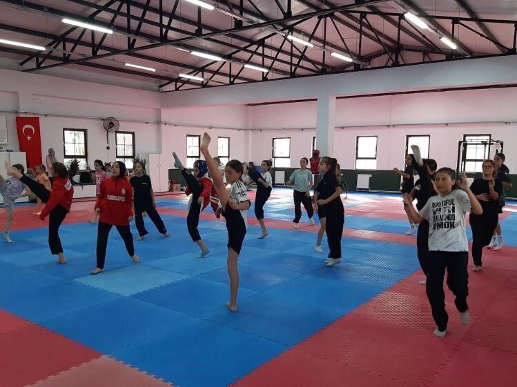 Bilecik’te Taekwondo Antrenmanları, Gençlik ve Spor Bakanlığı’nın Desteğiyle Devam Ediyor Bilecik'in Osmaneli ilçesinde, Gençlik ve Spor Bakanlığı'nın taekwondo antrenmanları hız