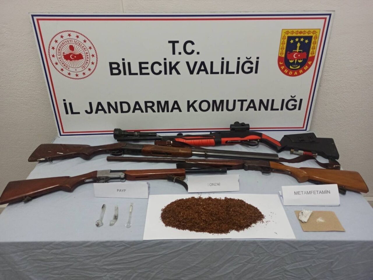 Bilecik'in Bozüyük ilçesinde yapılan uyuşturucu operasyonunda, F.B. isimli şahsın evinde