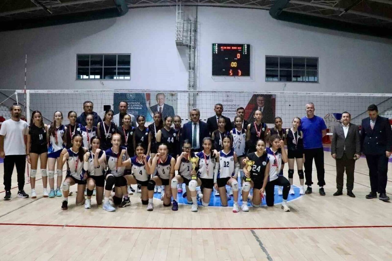 Bozüyük’te Yıldız Kızlar Voleybol finalinde Mehmet Akif Ersoy ve Meliha