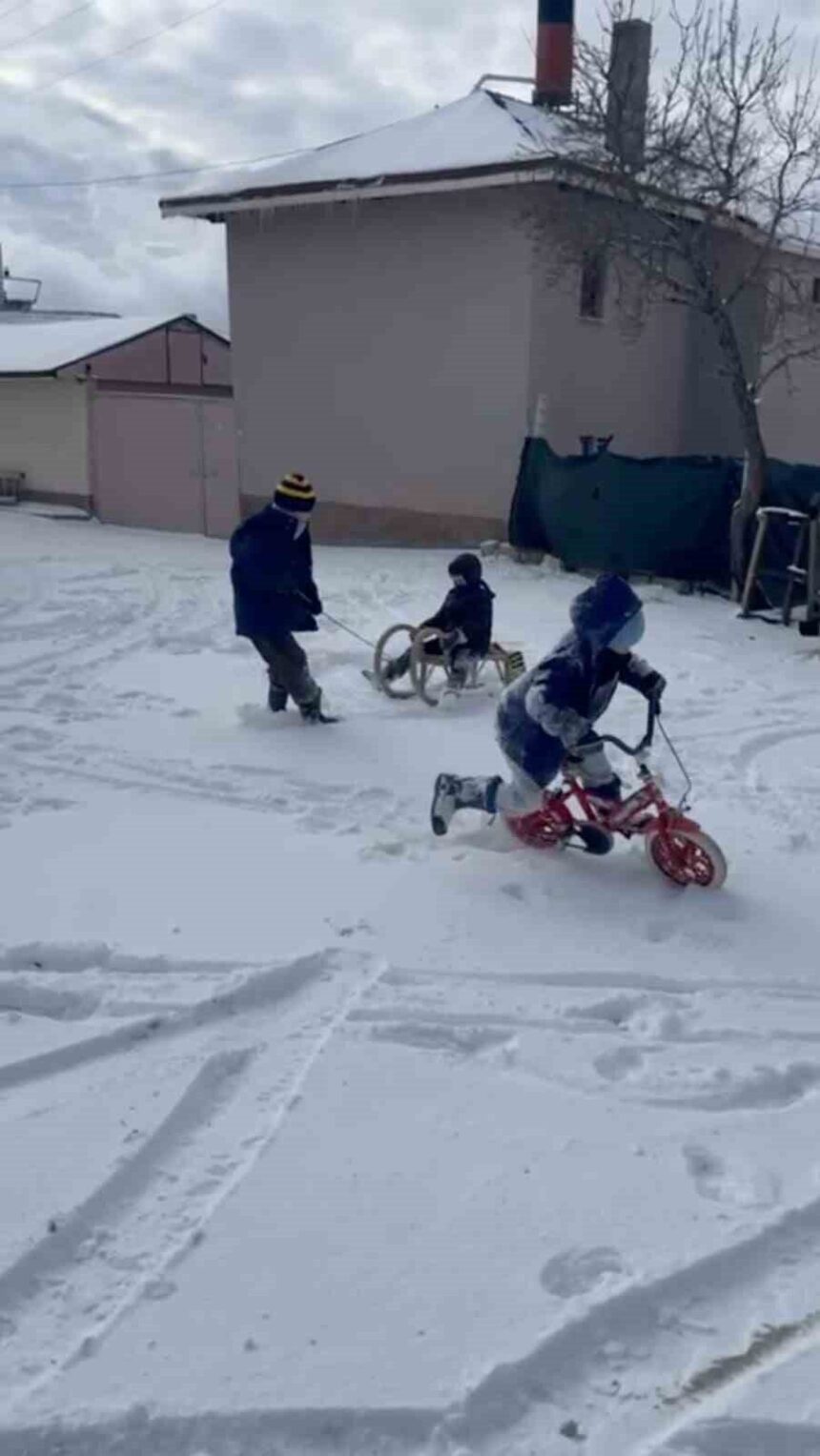 Mihalıççık’ta Taşımalı Eğitime Ara Verildi, Öğrenciler Kar Eğlencesi Yaşadı