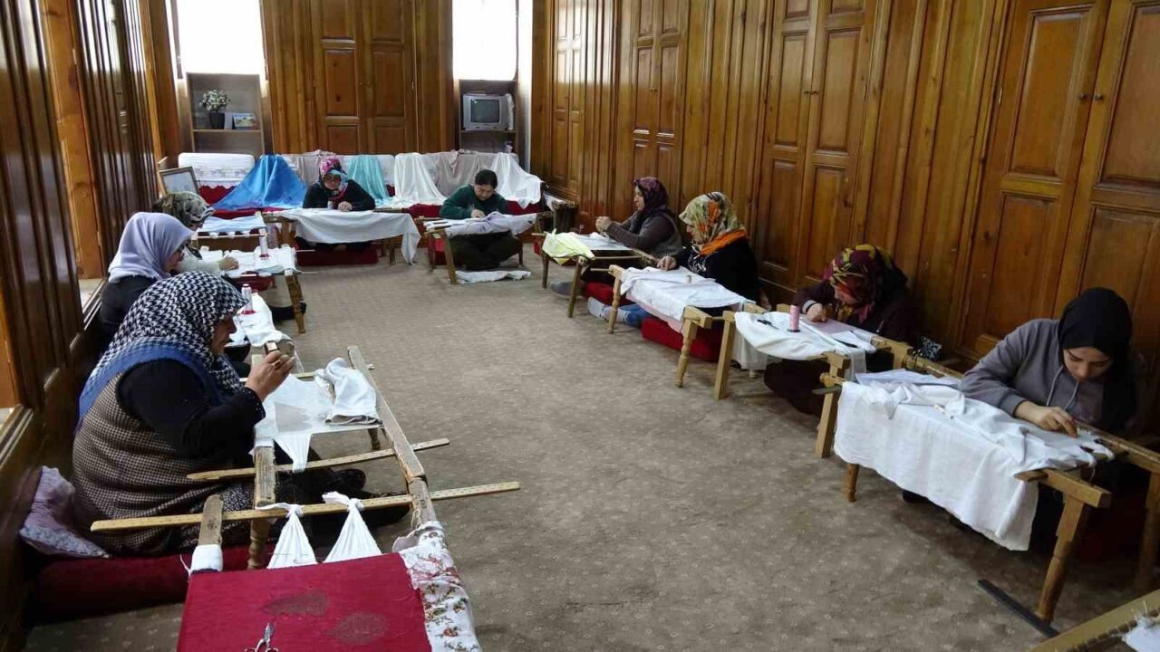 Antep İşi Nakışı, Gaziantep’ten UNESCO İnsanlığın Somut Olmayan Kültürel Mirası Listesi’ne Girmeyi Başardı Gaziantep’te genç kızların çeyizlerinde yer bulan Antep İşi Nakışı, UNESCO