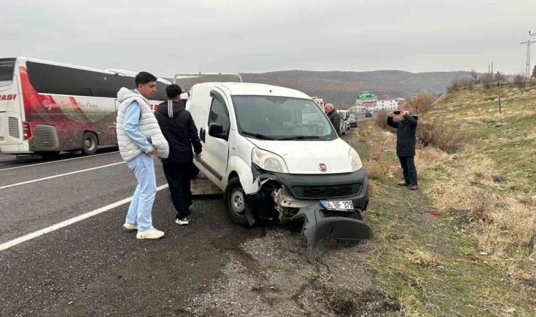 Bingöl’de Trafik Kazasında İki Kişi Yaralandı, Araç Elektrik Direğine Çarptı Bingöl'de hafif ticari aracın elektrik direğine çarpması sonucu 2 kişi