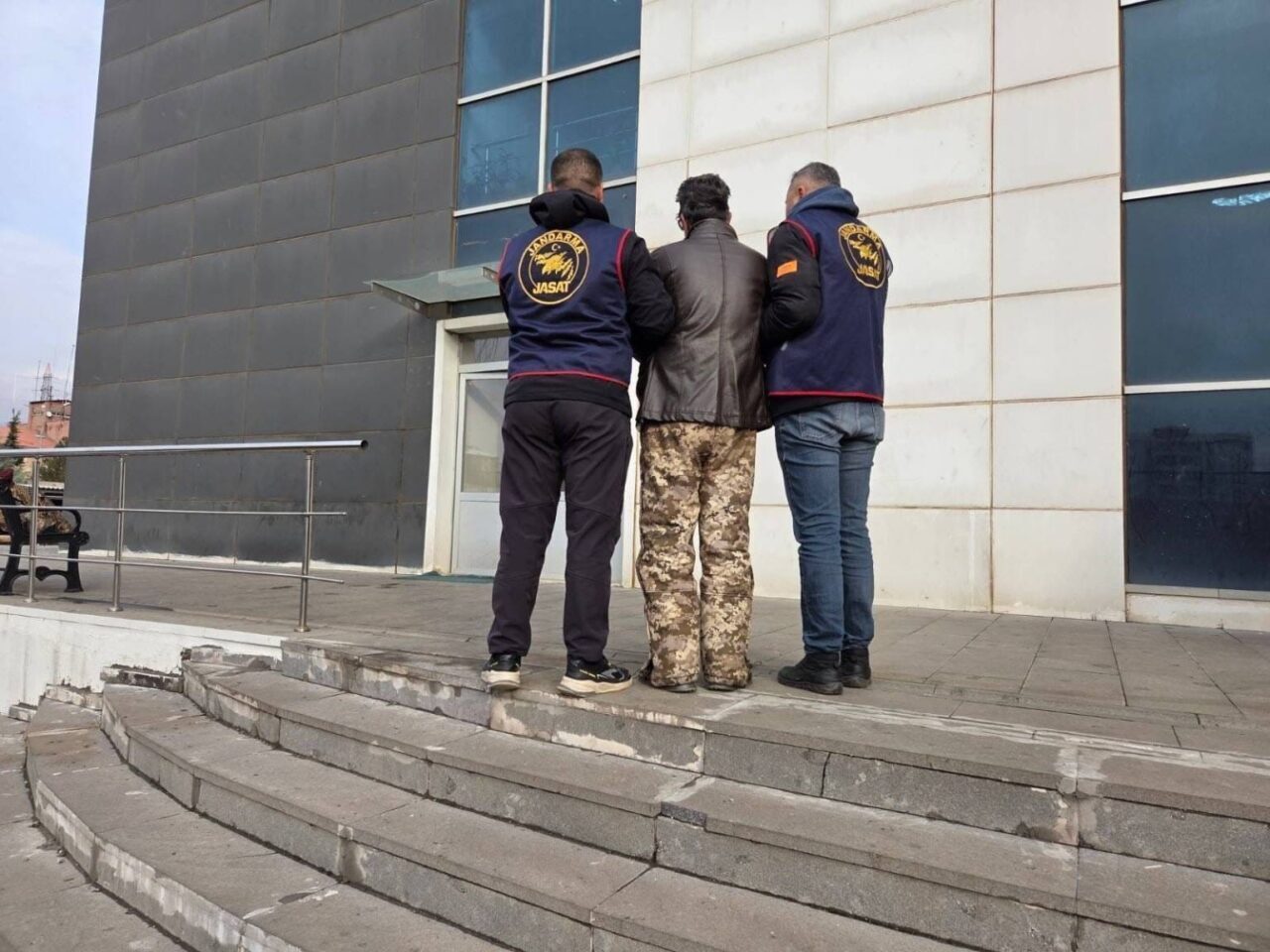 Bingöl'de jandarma ve polis, kesinleşmiş hapis cezası bulunan iki zanlıyı