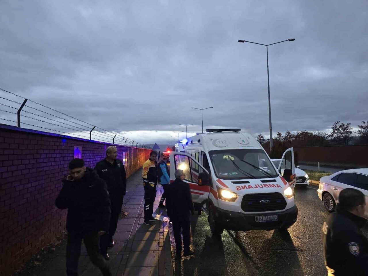 Bingöl'de Tugay Kavşağı'nda kaygan yol nedeniyle iki aracın çarpışması sonucu