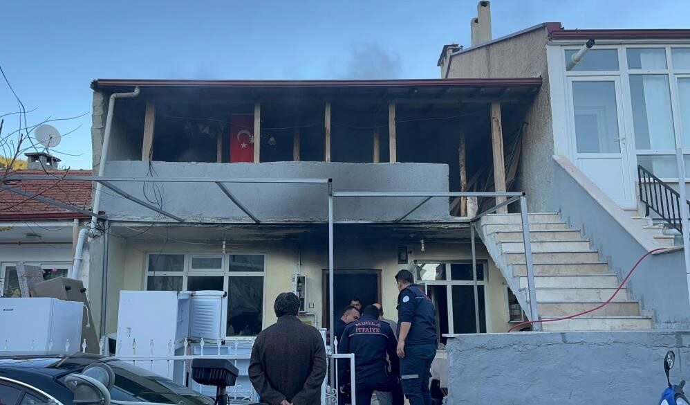 Menteşe’de Yangın Çıkaran Şahıs, Mahkeme Tarafından Tutuklandı Muğla'nın Menteşe ilçesinde M.M., kavga ettiği R.A.K.'nin ardından evini ateşe