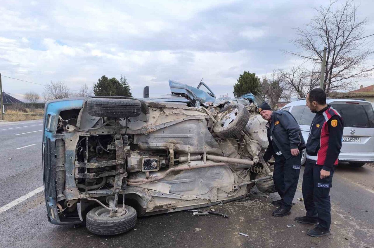 Afyonkarahisar’da iki otomobilin çarpışması sonucu dört kişi yaralandı