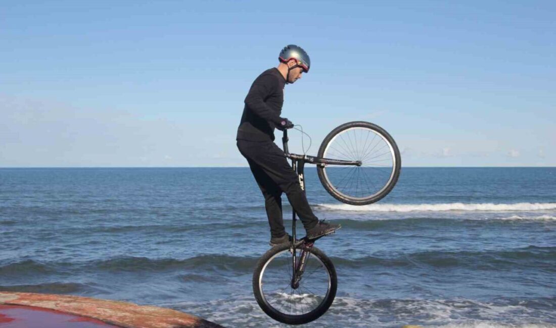 Ordu'da Furkan Şahin, özel yapım trial bisikletiyle kayalıklarda yaptığı akrobatik