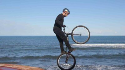 Ordu'da Furkan Şahin, özel yapım trial bisikletiyle kayalıklarda yaptığı akrobatik