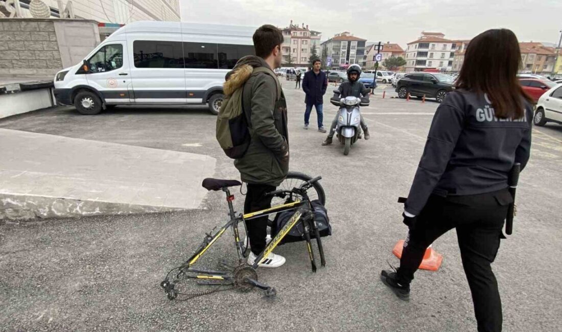Aksaray'da lise öğrencisi Mustafa Y. (17), bir AVM otoparkında kilitlediği
