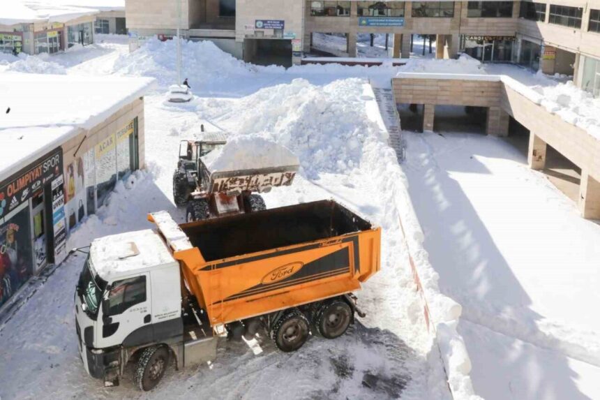 Bitlis’te Kar Yağışı Hayatı Olumsuz Etkiliyor, Belediye Ekipleri Karı Kamyonlarla Taşıyor