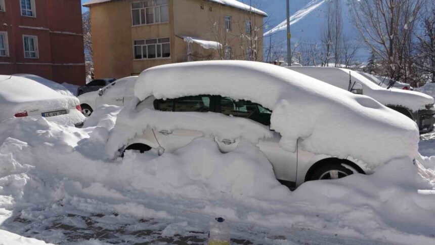 Bitlis’te yoğun kar yağışı 181 köy yolunu kapattı, okullar 2 gün tatil edildi.