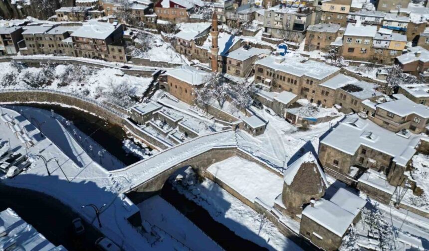 Bitlis’teki tarihi yapılar kış mevsiminde karla kaplanarak muhteşem manzaralar sunuyor.