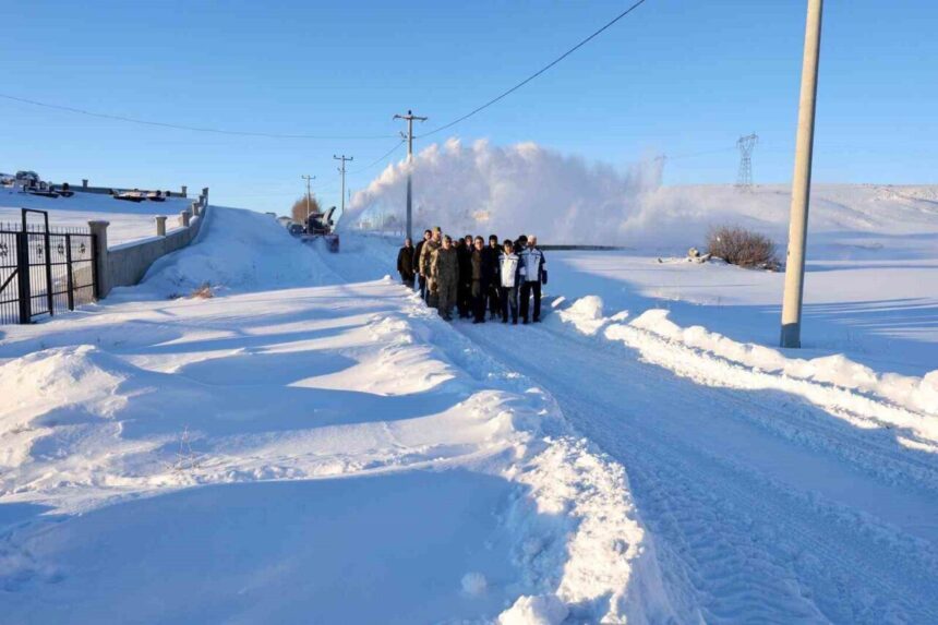 Bitlis Valisi Ahmet Karakaya, kar temizleme çalışmalarını Küllüce Köyü’nde inceledi.