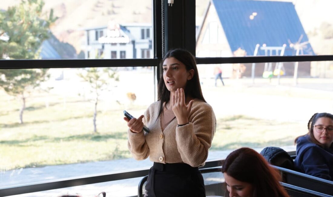 Erzincan Valisi Hamza Aydoğdu, "Biz Bir Aileyiz" projesinde öğrencilerle buluşarak