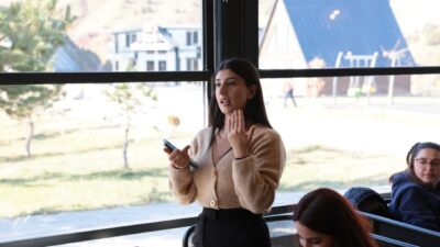 Erzincan Valisi Hamza Aydoğdu, "Biz Bir Aileyiz" projesinde öğrencilerle buluşarak