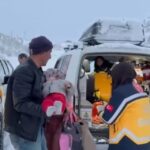 Siirt’in Şirvan ilçesinde böbrek rahatsızlığı yaşayan çocuk, kapalı yoldan ambulansla hastaneye ulaştırıldı.