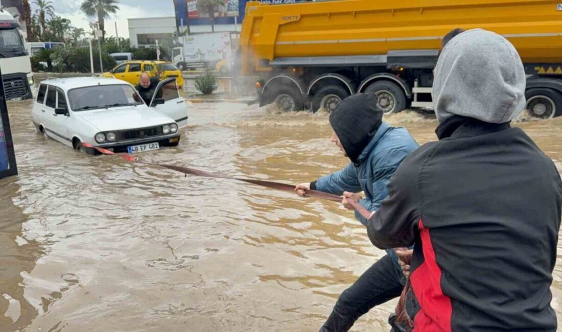 Bodrum'da aniden bastıran sağanak yağış ilçeyi etkisi altına alarak cadde