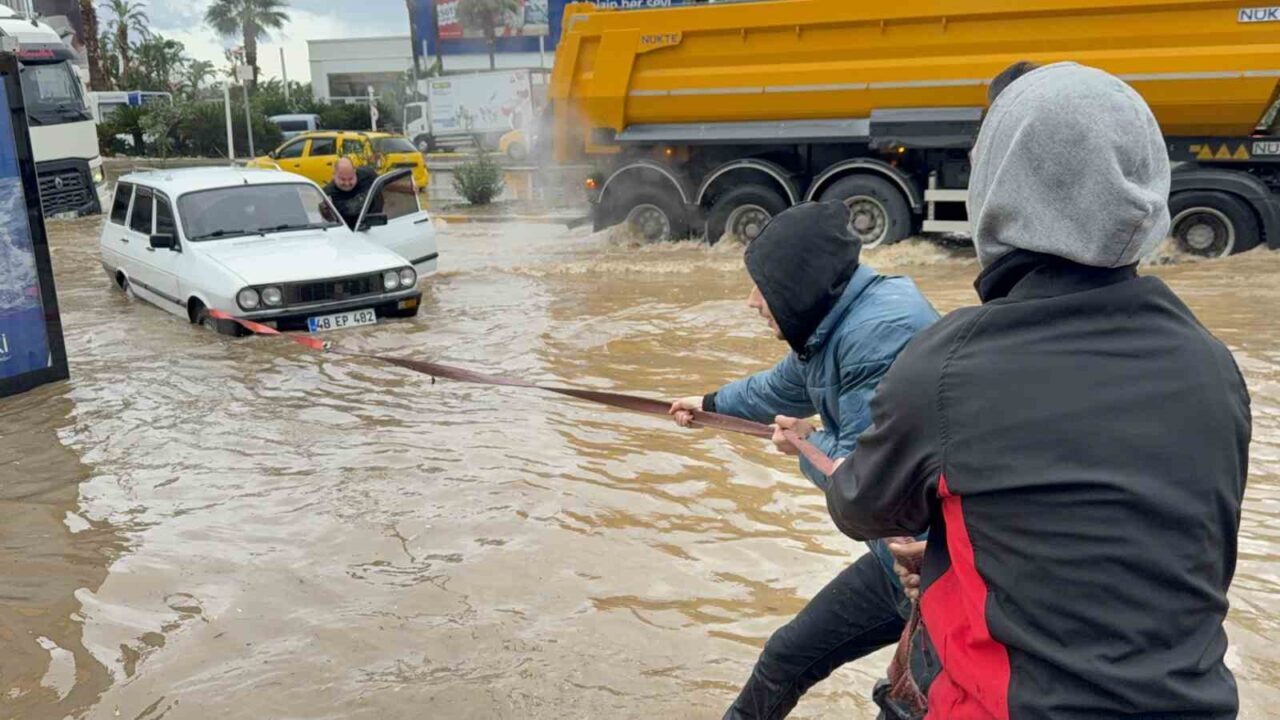 Bodrum'da aniden bastıran sağanak yağış ilçeyi etkisi altına alarak cadde