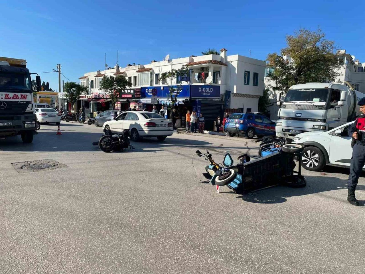 Muğla’nın Bodrum ilçesinde motosiklet ve 3 tekerli bisikletin çarpışması sonucu