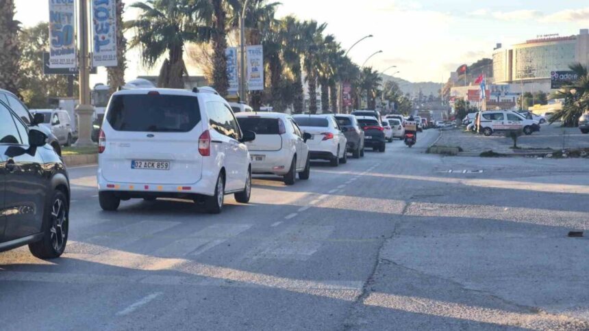 Bodrum’da yeni yıl kutlamaları için gelenler, uzun araç kuyrukları oluşturdu.