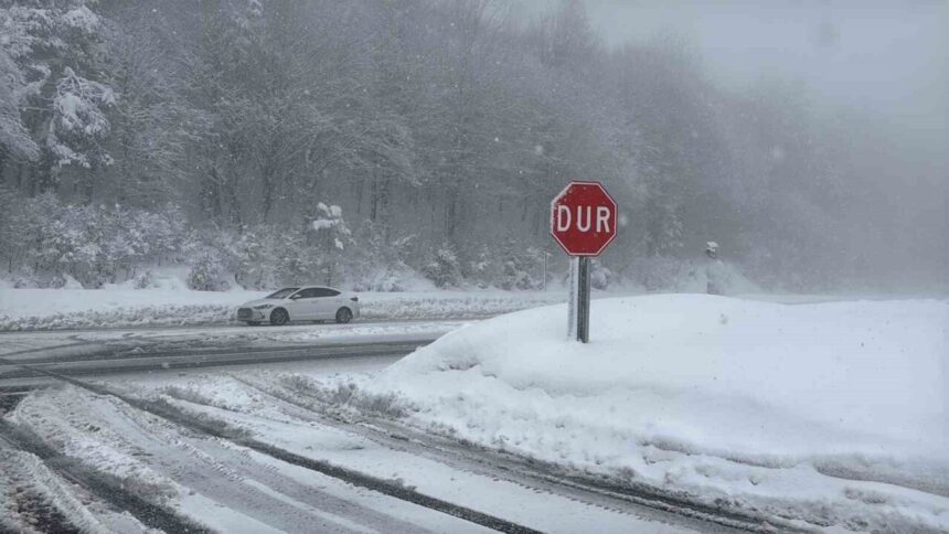 Bolu Dağı geçişinde hafif kar yağışı ve sis etkisini sürdürüyor.