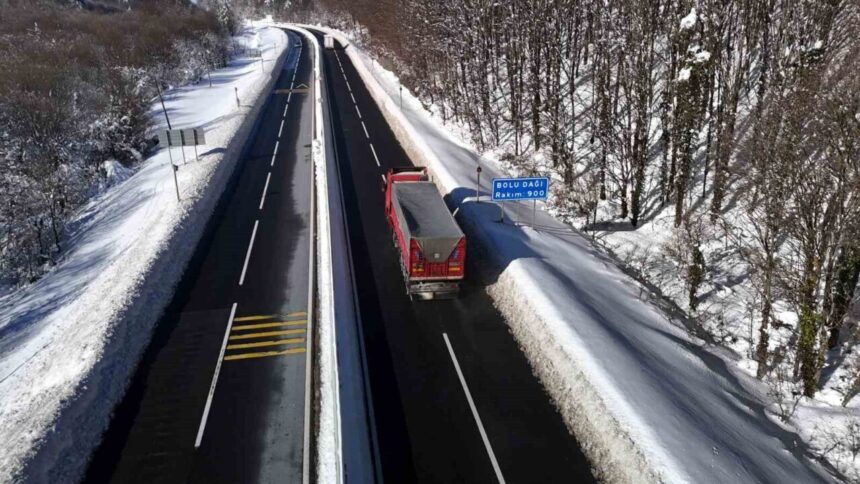 Bolu Dağı’ndaki kar yağışı sonrası bölge beyaz örtüyle kaplandı, ulaşımda aksama yok.