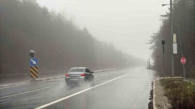 Bolu Dağı'ndaki yoğun sis ve sağanak, görüş mesafesini 30 metreye
