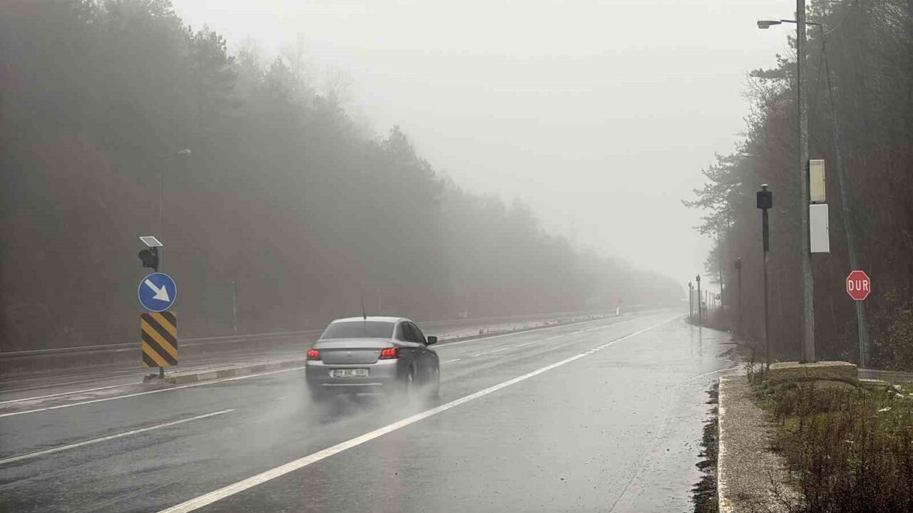 Bolu Dağı'ndaki yoğun sis ve sağanak, görüş mesafesini 30 metreye