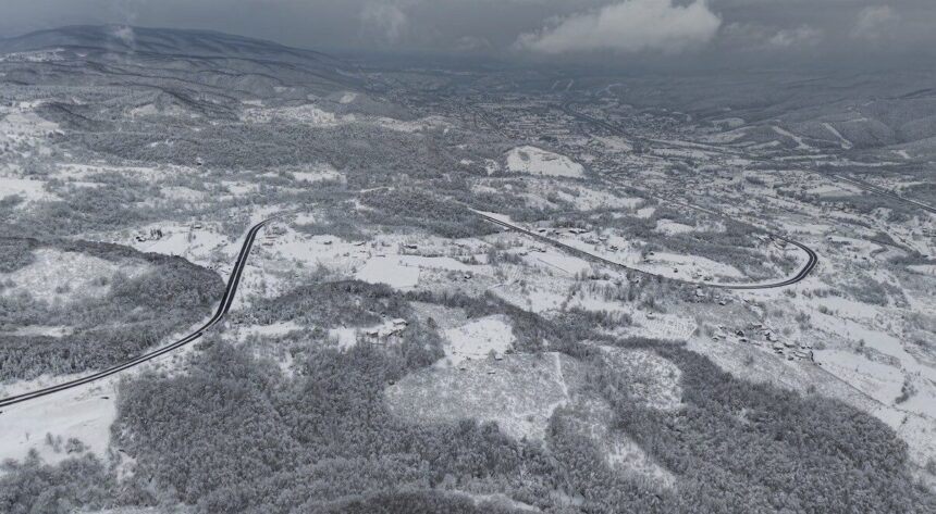 Düzce’de kar yağışı sonrası yüksek kesimlerde ve Bolu Dağı’nda muhteşem manzaralar oluştu.