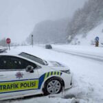 Düzce D100 kara yolunda Bolu Dağı’nda kar yağışı nedeniyle ulaşımda kesintiler yaşanıyor.