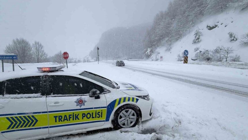 Düzce D100 kara yolunda Bolu Dağı’nda kar yağışı nedeniyle ulaşımda kesintiler yaşanıyor.