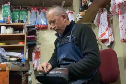 Bolu’da 35 Yıldır Ayakkabı Tamirciliği Yapan Usta, Kış İçin Yün Keçe ve Poli Taban Önerdi