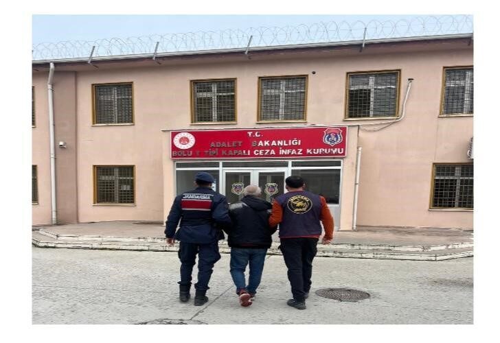Bolu’da, hakkında 40 yıl 10 ay hapis cezası bulunan bir kişi jandarma operasyonuyla yakalandı.