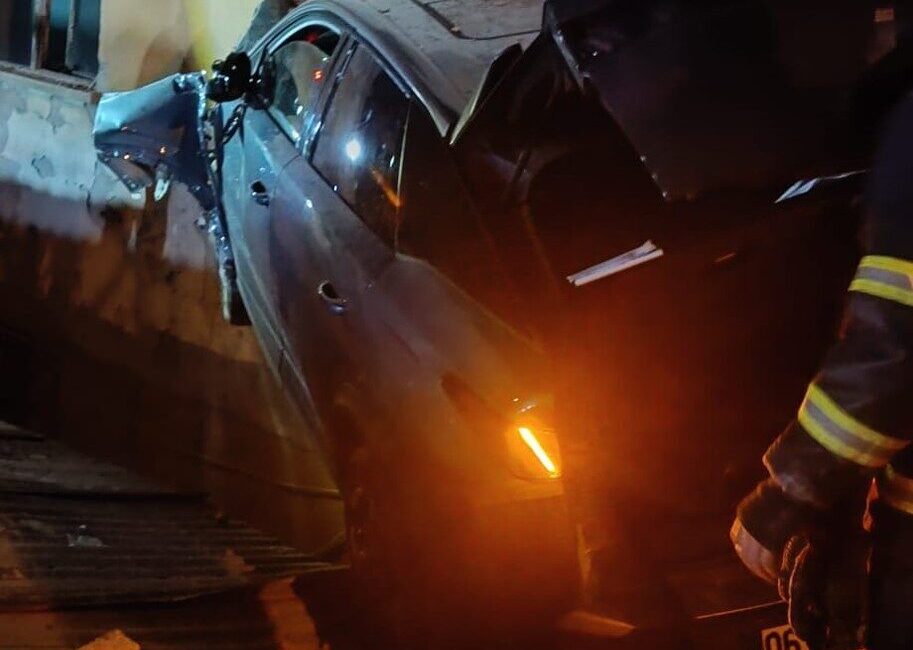 Bolu'nun Gerede ilçesinde Kamil E. yönetimindeki otomobil, kontrolden çıkarak bina