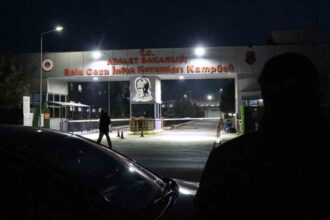 Bolu’da 11. Yargı Paketi Kapsamında Hükümlülerin Tahliyesi Başladı, Aileler Cezaevi Önünde Bekliyor