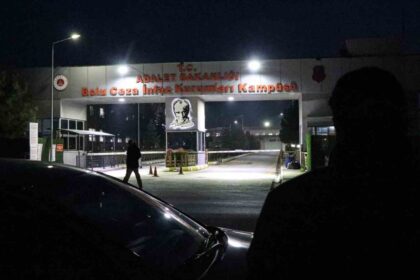 Bolu’da 11. Yargı Paketi Kapsamında Hükümlülerin Tahliyesi Başladı, Aileler Cezaevi Önünde Bekliyor