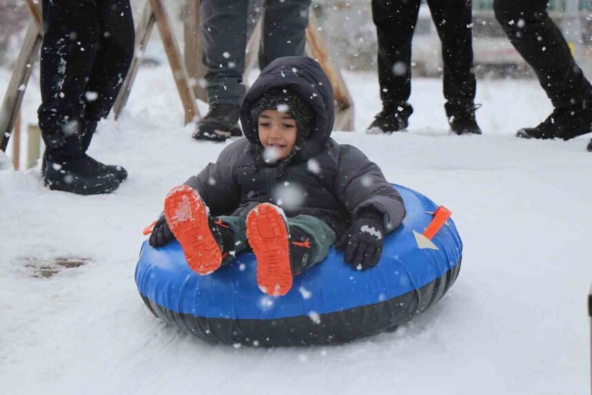 Bolu’da yoğun kar ve buzlanma nedeniyle eğitime 1 gün daha ara verildi.