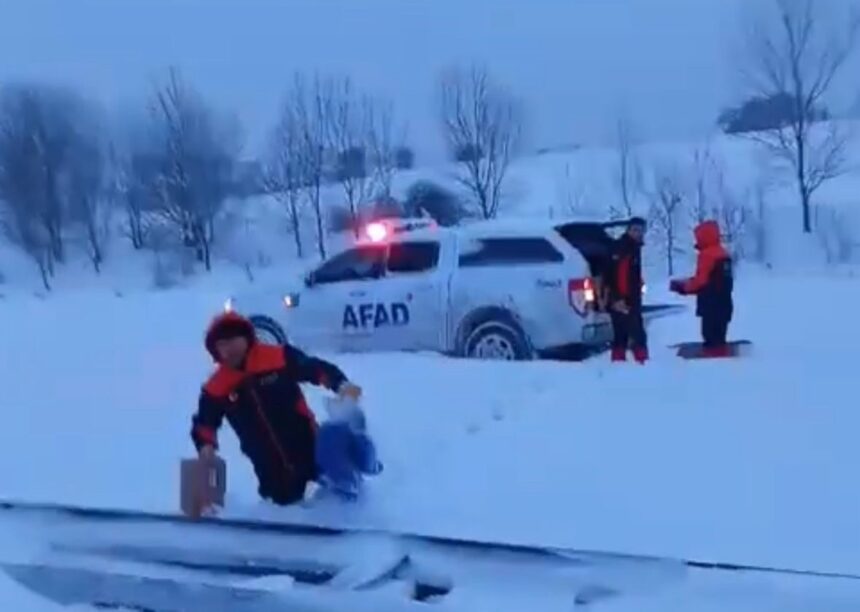 Bolu’nun Gerede ilçesinde yoğun kar yağışı nedeniyle Gerede-Samsun kara yolu çift şeritli olarak kapandı.