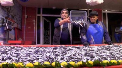 Bolu'da kış sezonunun başlangıcında hamsi, vatandaşlar tarafından yoğun ilgiyle karşılandı.